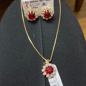 Elegant set of earrings and chain.